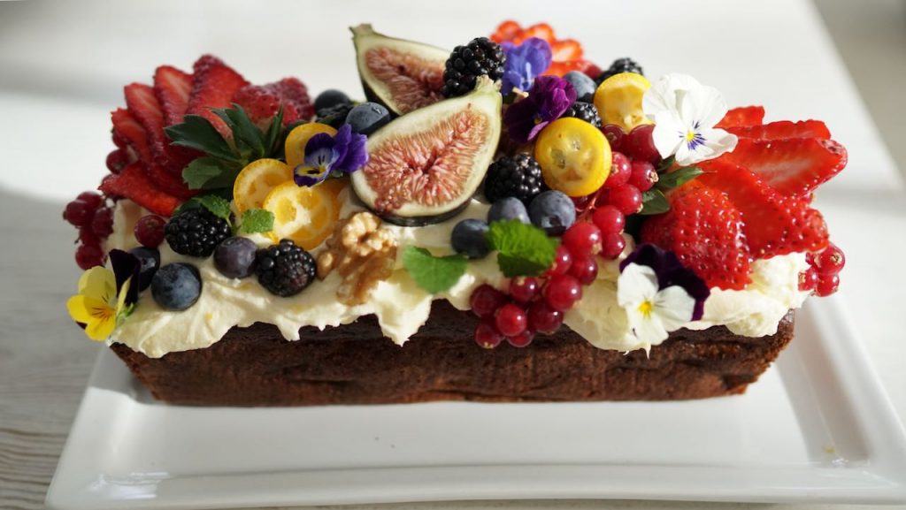 Marjat ja hedelmät koristelevat upean kakun