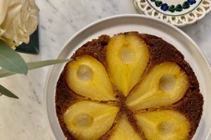 Mehevä ja mausteinen päärynä-keikauskakku