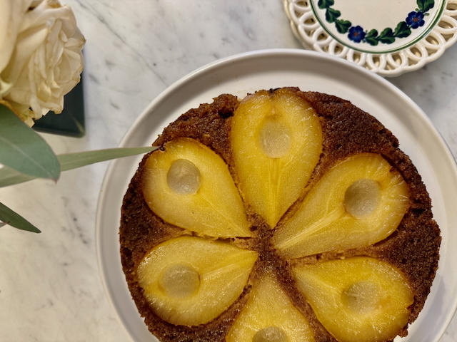 Mehevä ja mausteinen päärynä-keikauskakku